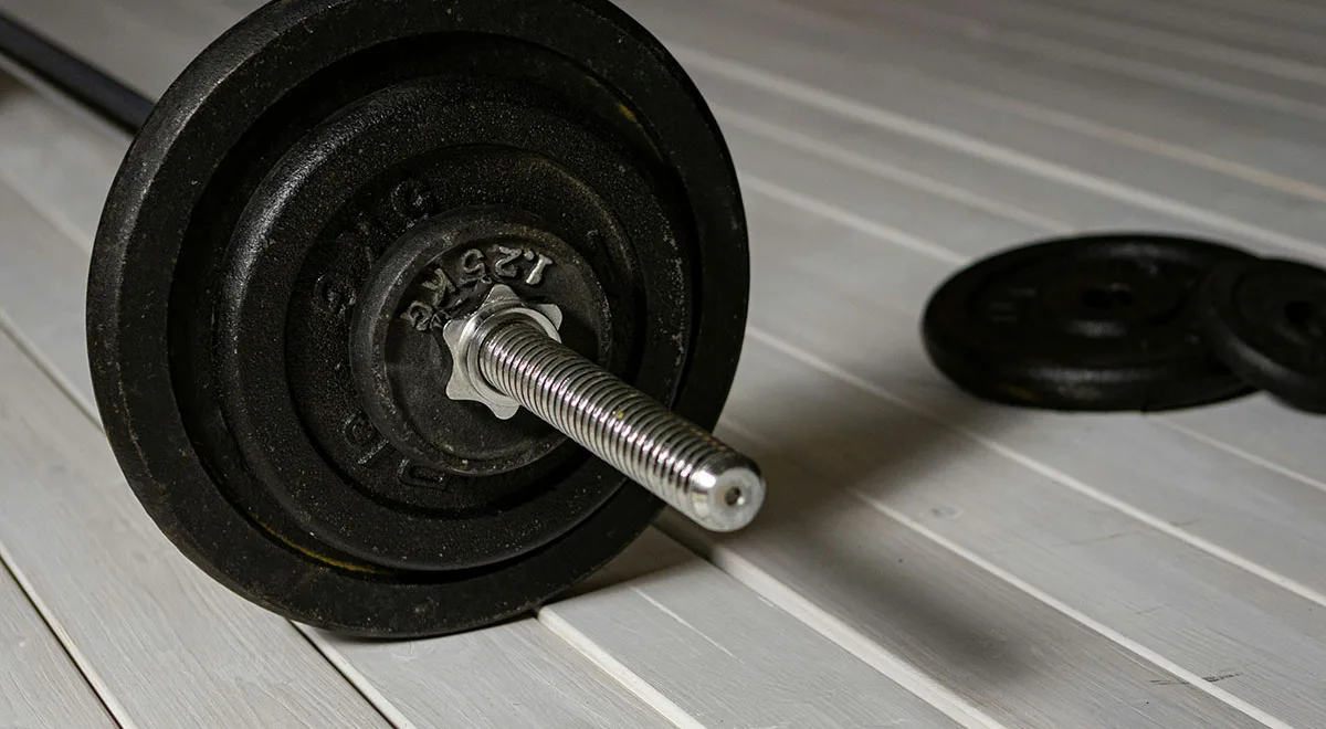 Strength training with barbell — muscle as the core of longevity