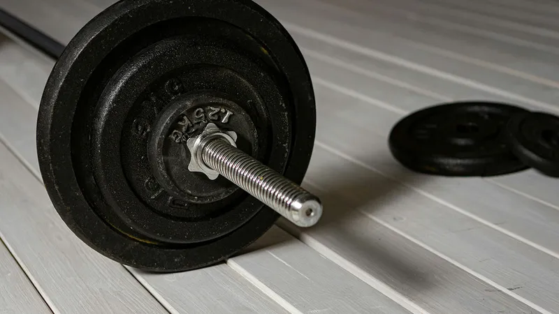 Strength training with barbell — muscle as the core of longevity