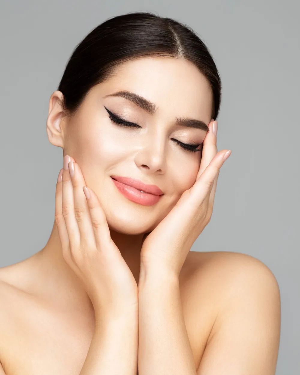 Facial volume and contour assessed before dermal filler treatment
