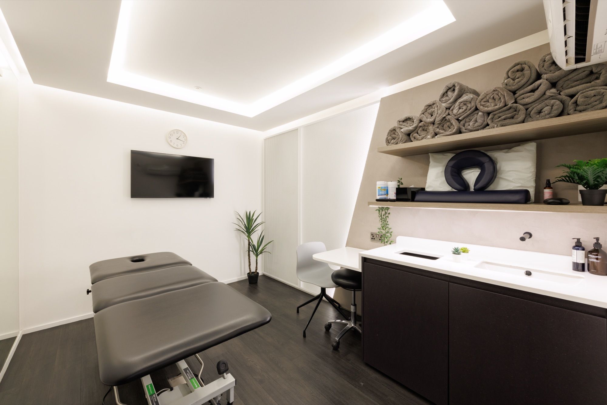 A private recovery and treatment room at UNTIL Liverpool Street