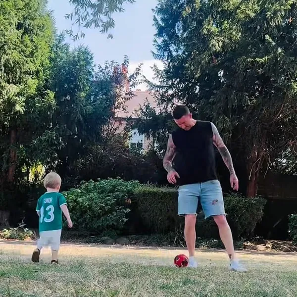 Monday with this (not so) little one 💚 20 months old and already nutmegging me