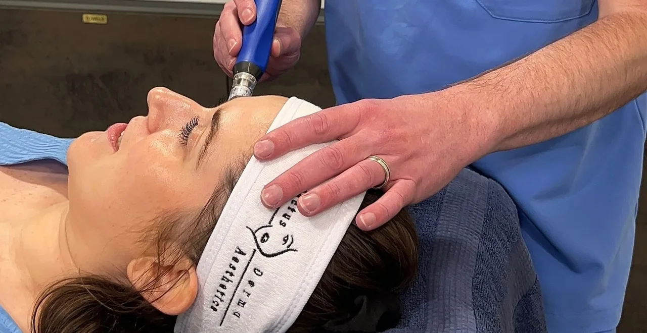 Aesthetic Nurse Practitioner carrying out SkinPen microneedling at Perfectus Derma Aesthetics, UNTIL Soho, before exosomes are applied