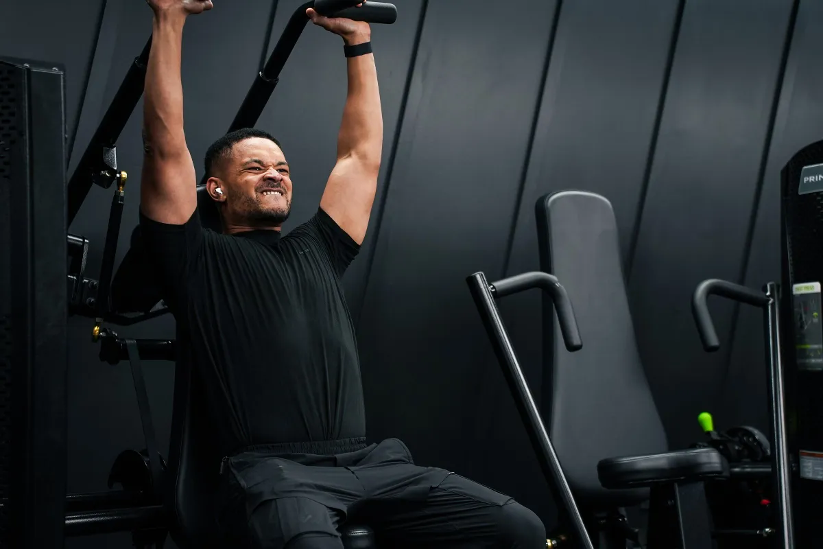Steven Bartlett locking out overhead at the top of a seated shoulder press