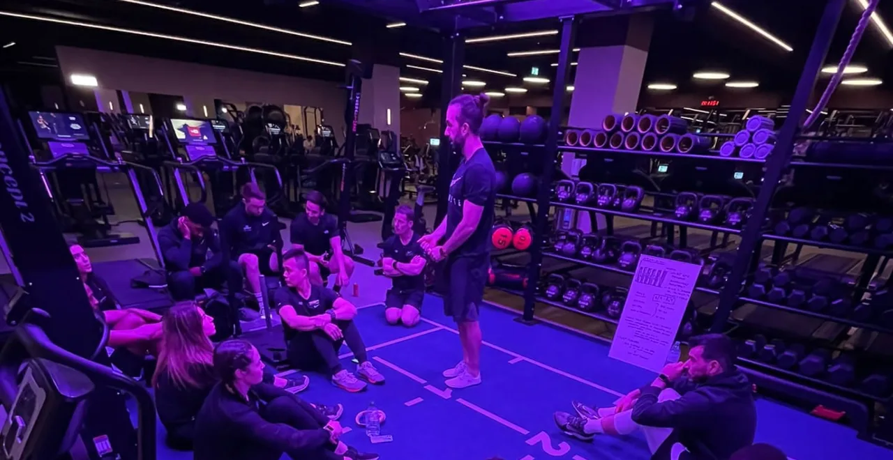 Leigh Clayton of W1 Performance talking through health and performance data with clients